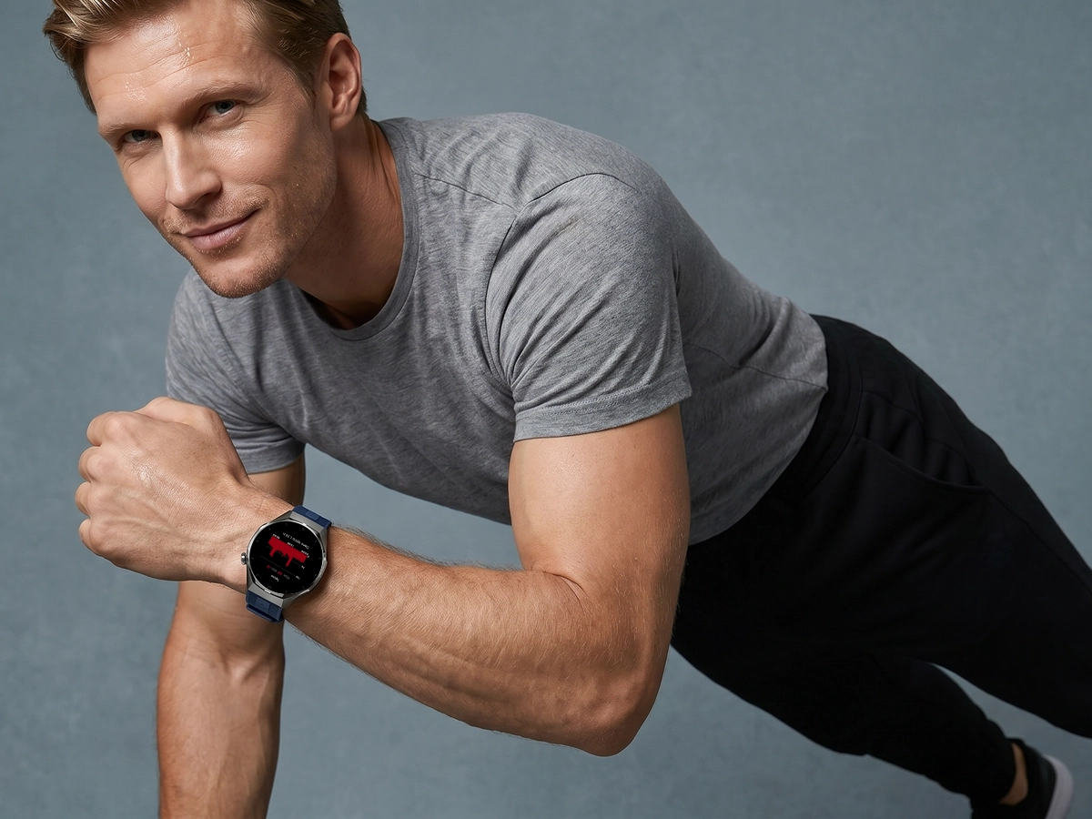 Mężczyzna ćwiczy w podporze, prezentując smartwatch męski Z-Base z funkcjami monitorowania zdrowia.