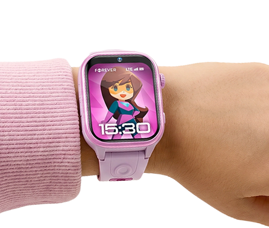 Smartwatch dziecięcy Besti na dziecięcym nadgarstku, dopasowany do małej ręki.