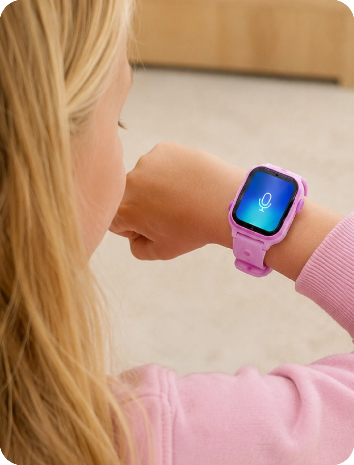 Dziewczynka korzysta z poleceń głosowych w smartwatchu dziecięcym Besti.