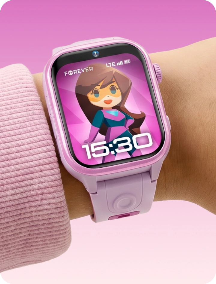 Różowy smartwatch dziecięcy Besti na dziecięcym nadgarstku, prezentujący smukłą, lekką konstrukcję dopasowaną do małej ręki.