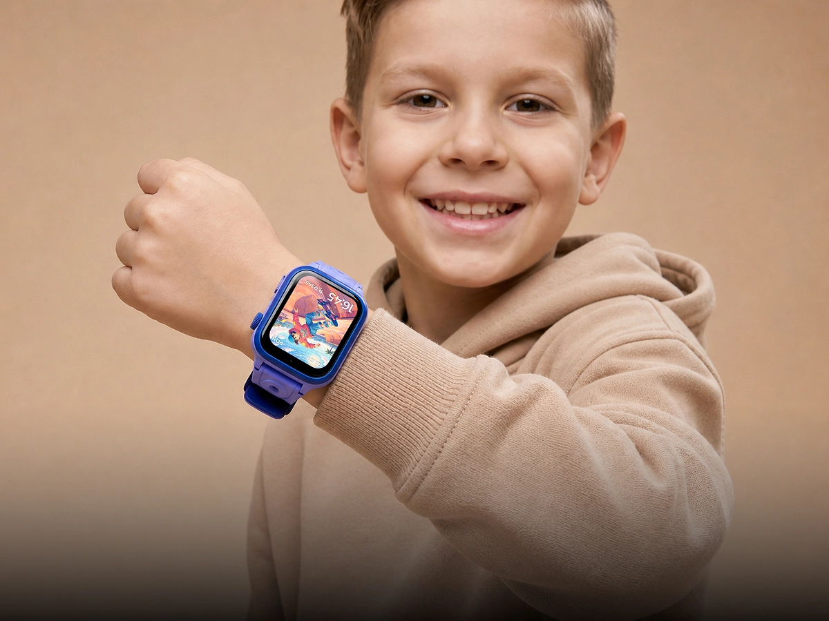 Chłopiec prezentuje niebieski smartwatch dziecięcy Forever Bro na nadgarstku.