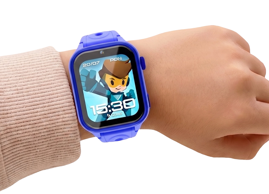 Smartwatch dziecięcy Bro na dziecięcym nadgarstku, dopasowany do małej ręki.