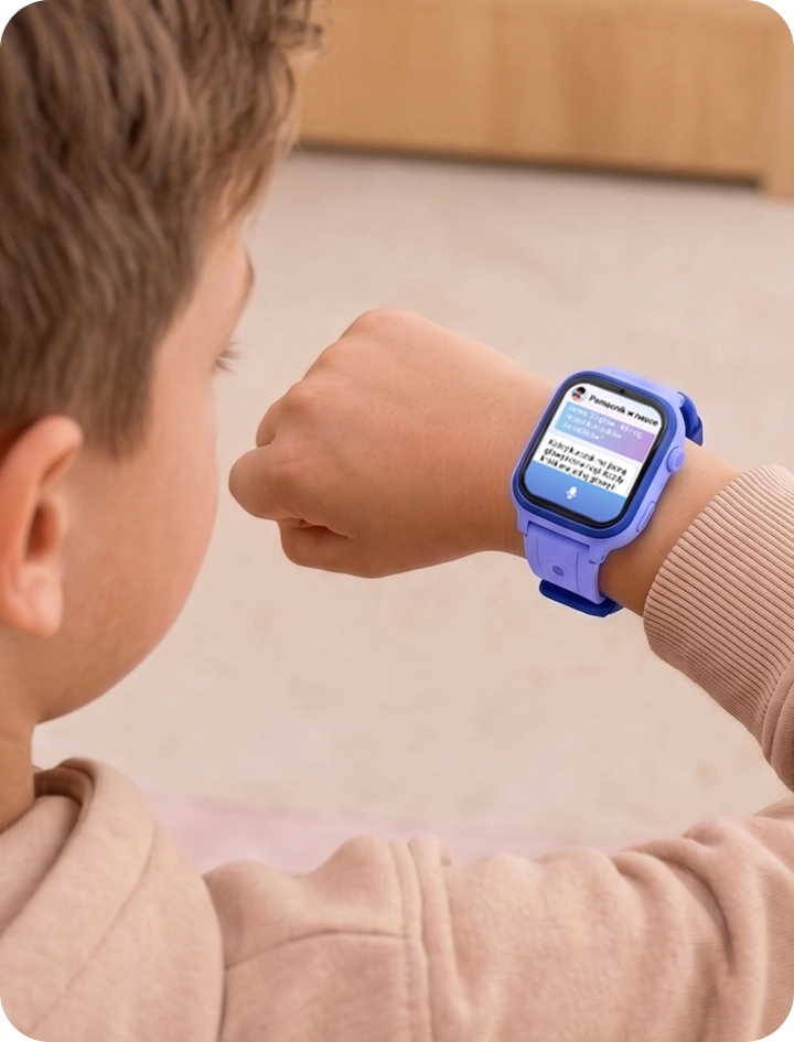 Chłopiec korzysta z poleceń głosowych w smartwatchu dziecięcym Bro.