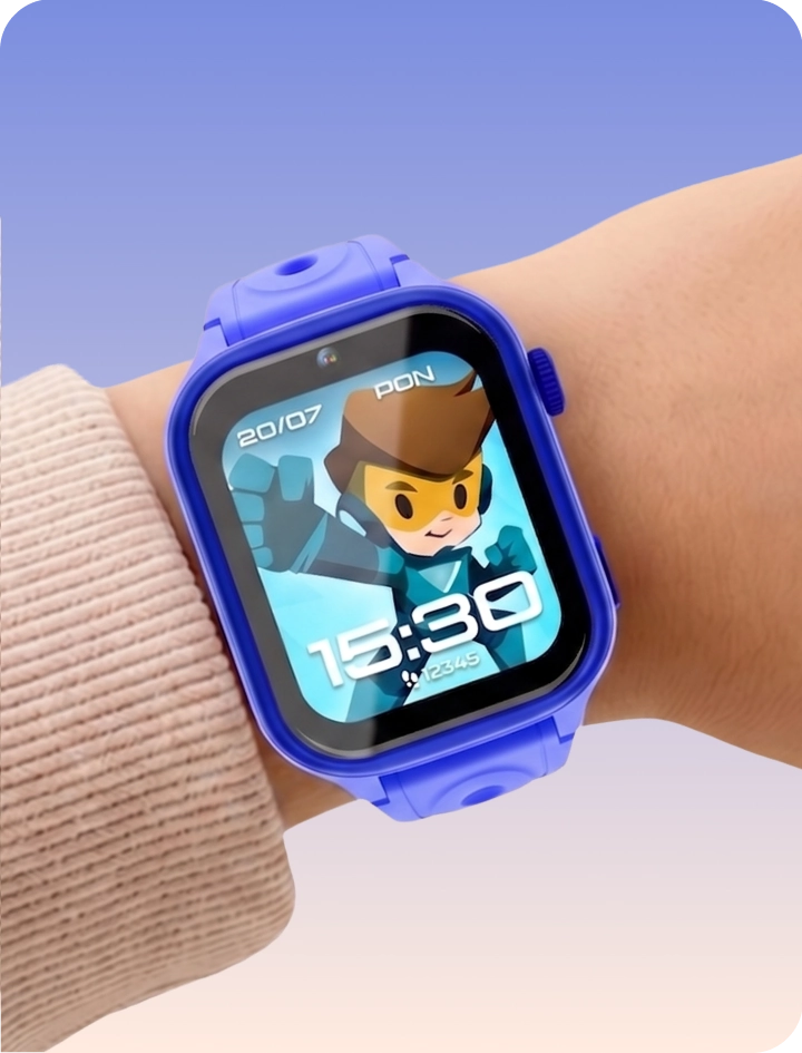 Niebieski smartwatch dziecięcy Bro na dziecięcym nadgarstku, prezentujący smukłą, lekką konstrukcję dopasowaną do małej ręki.