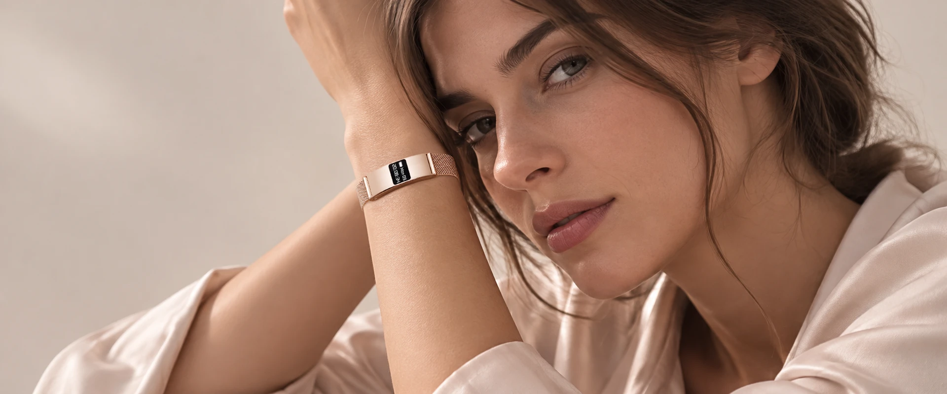 Elegance Rose Gold na nadgarstku — subtelny smartband w formie biżuterii