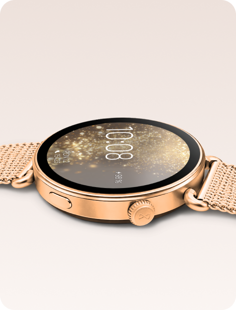 Damski smartwatch Rosa Dust z matowym metalicznym wykończeniem i jasną bransoletą mesh.
