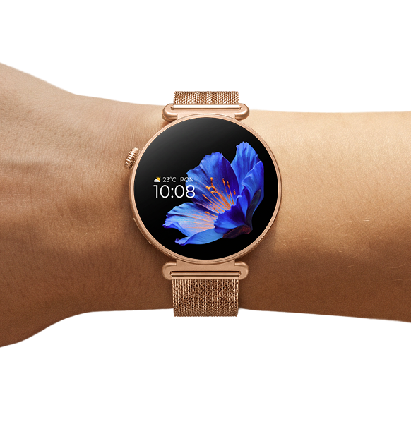Damski smartwatch Rosa Dust na złotej bransolecie mesh z ekranem przedstawiającym niebieski kwiat.