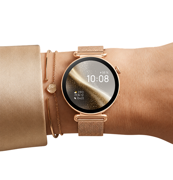 Damski smartwatch Rosa Dust na złotej bransolecie mesh zestawiony z delikatną biżuterią.