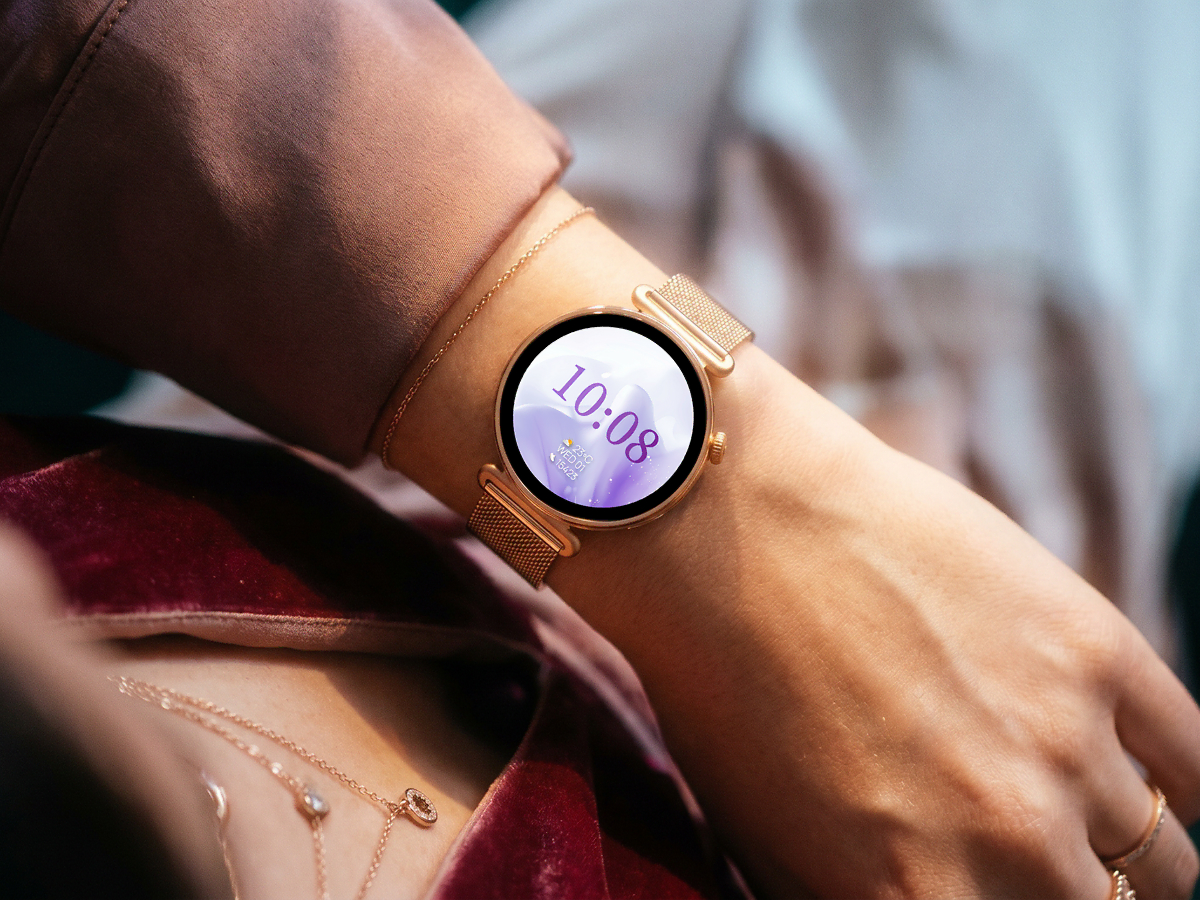 Złoty smartwatch damski Rosa Dust na złotej bransolecie mesh z tarczą przedstawiającą czerwony kwiat.