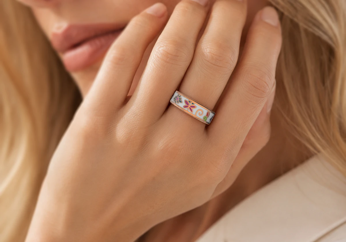 Smart ring Botanical noszony podczas aktywności.
