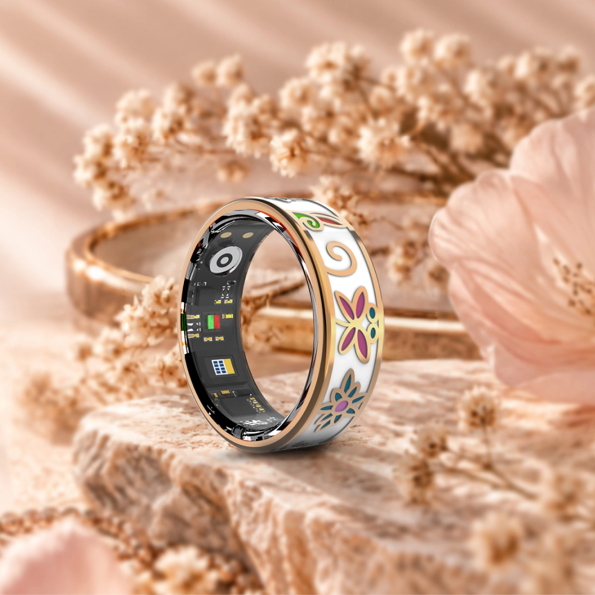 Smart ring Botanical wśród kwiatów w ciepłej, beżowej aranżacji.